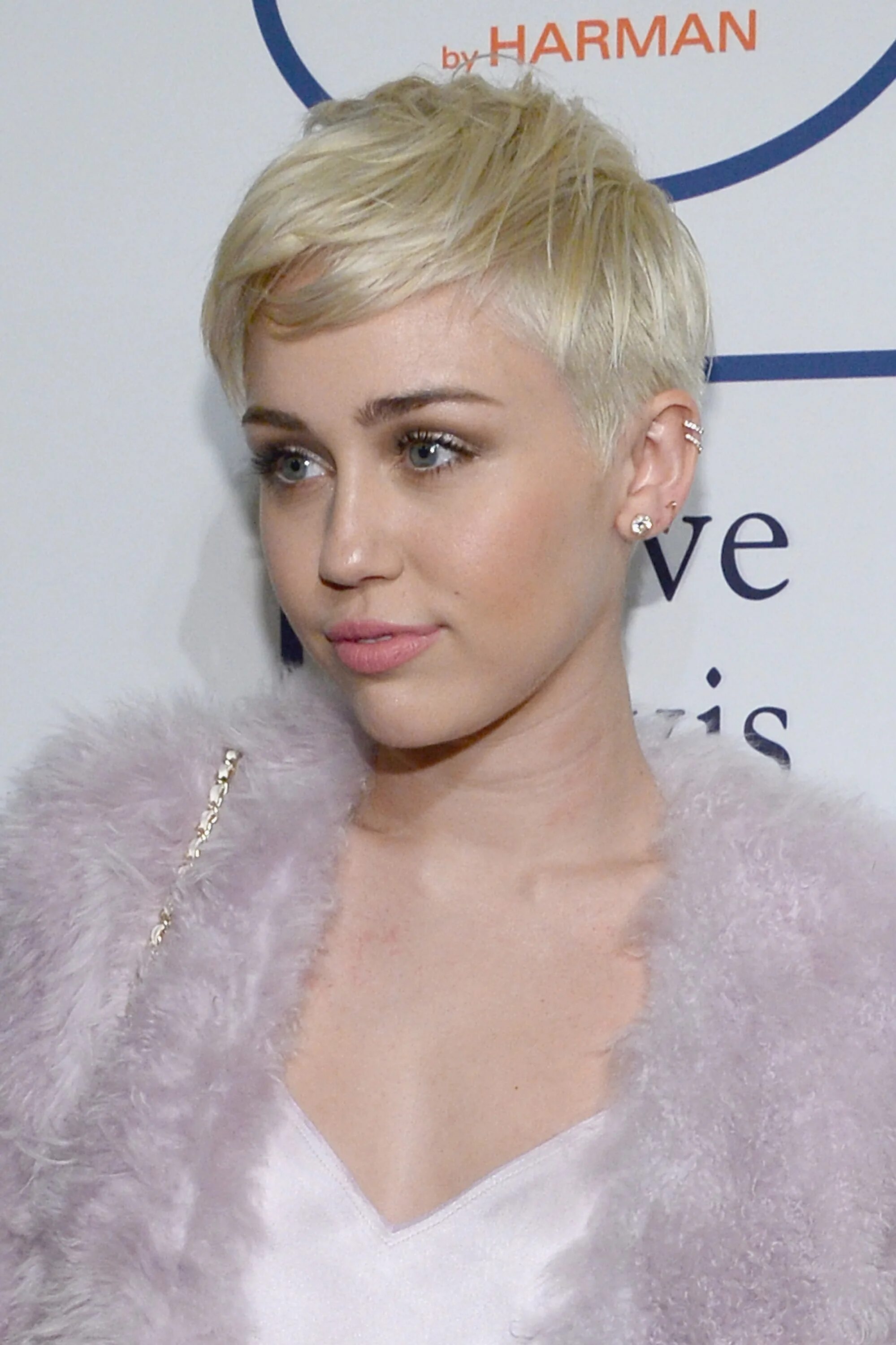 Miley cyrus grammy. Майли Сайрус 2014 Grammy. Майли Сайрус Грэмми. Майли Сайрус Грэмми 2014. Майли на Грэмми.