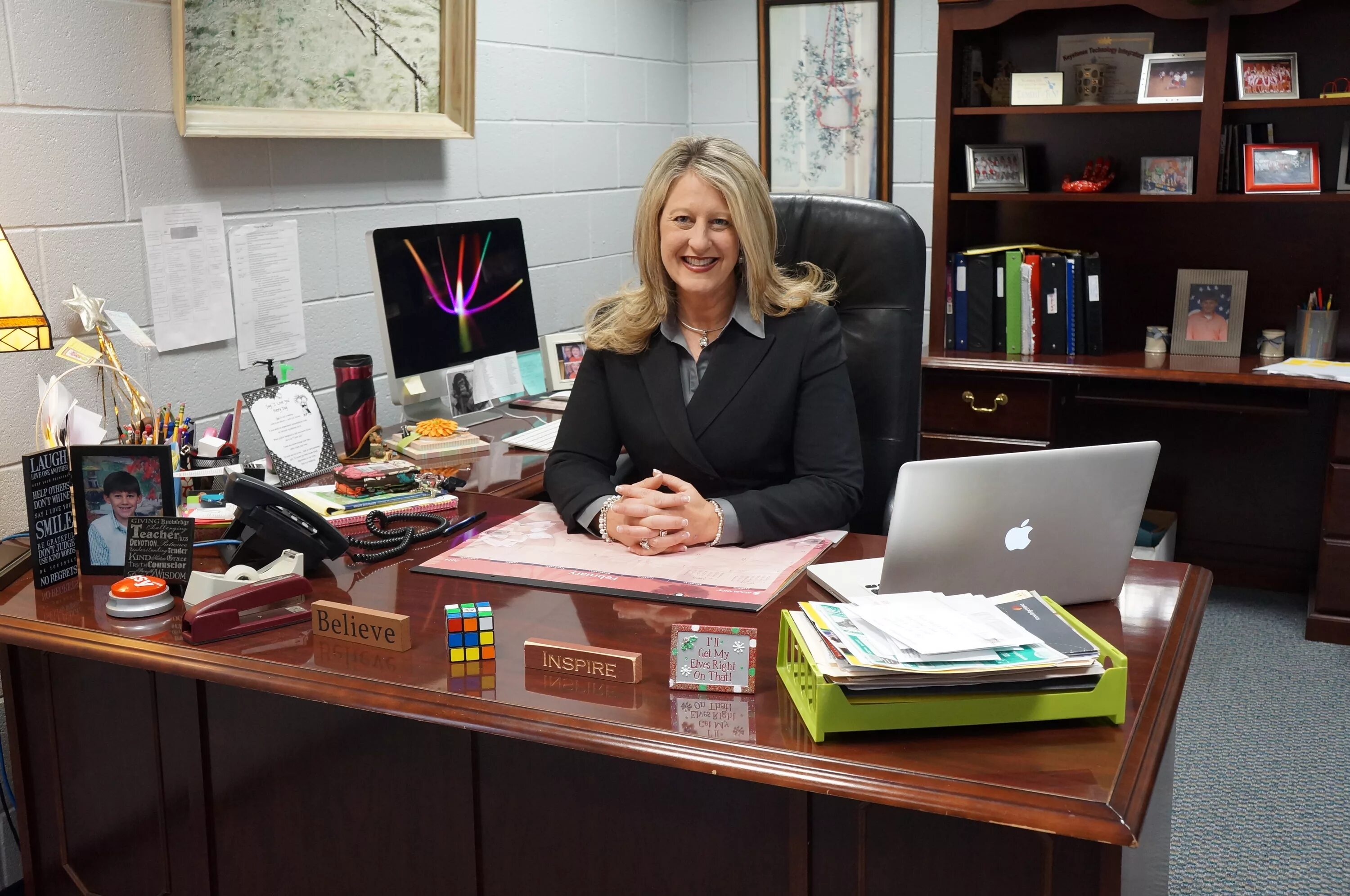 Шкала news для детей. Кэрол стиллс офис. Head teacher's office картинка. Педагог и студент. Teach head.