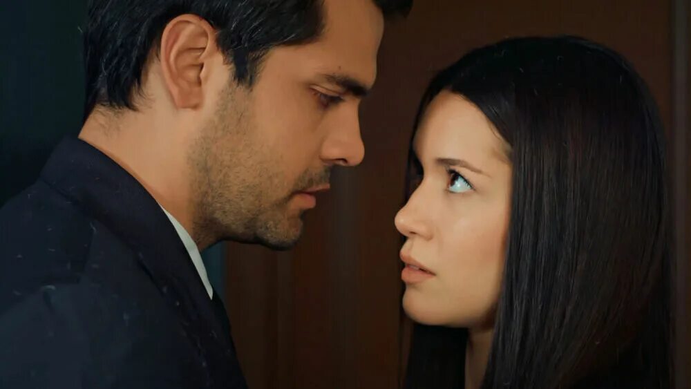 актеры из сериала ты назови турецкий сериал. хазал субаши и ее муж 2020. зехра и омер сериал турецкий. Adini sen koy турецкий. ты назови турецкий описание.