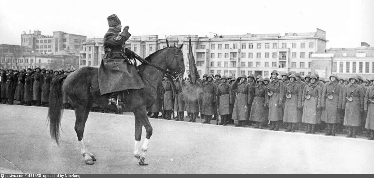 Каких городах проходил парад 7 ноября 1941. Ворошилов парад 1941 куйбышев. кто принимал парад 7 ноября 1941 года в куйбышеве. парад в куйбышеве принимает ворошилов. ворошилов парад 1948 куйбышев.