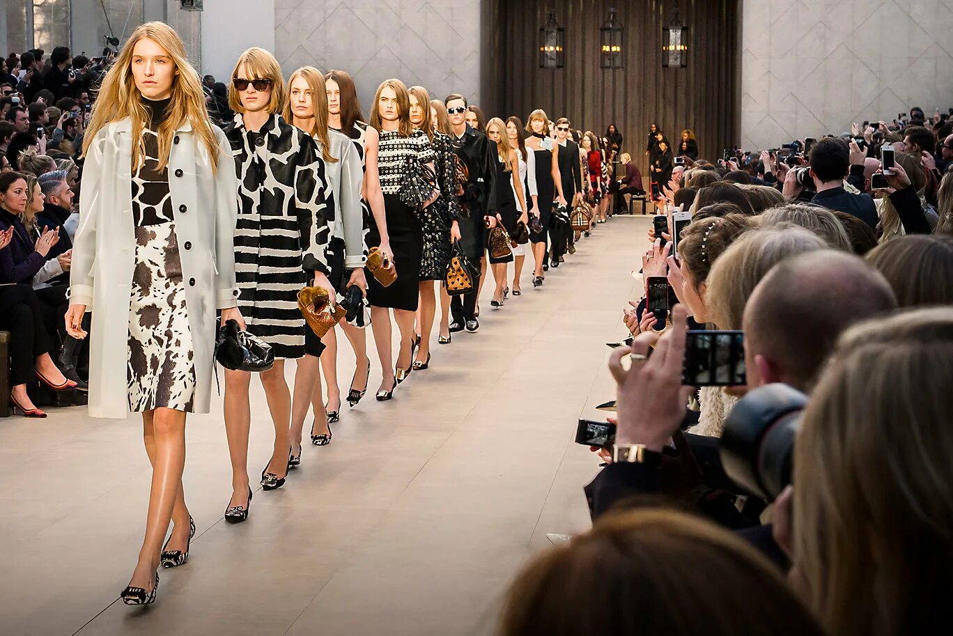 конкурс дизайнеров одежды. фэшн показ. минимализм в моде. модный показ. индустрия моды выставка спб.