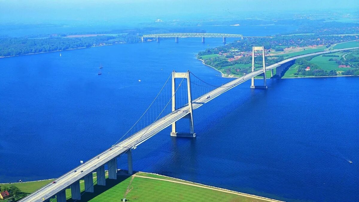 Видео пролет. Мост большой Бельт в Дании. Мост пролив Бельт. Малый Бельт пролив. Нюборг Корсер мост.