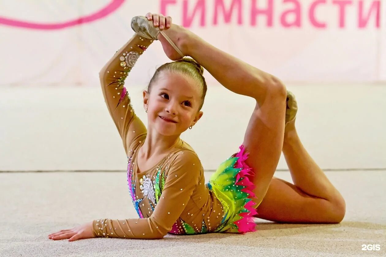 Спортивная девочка маленькая. Художественная гимнастика дети.