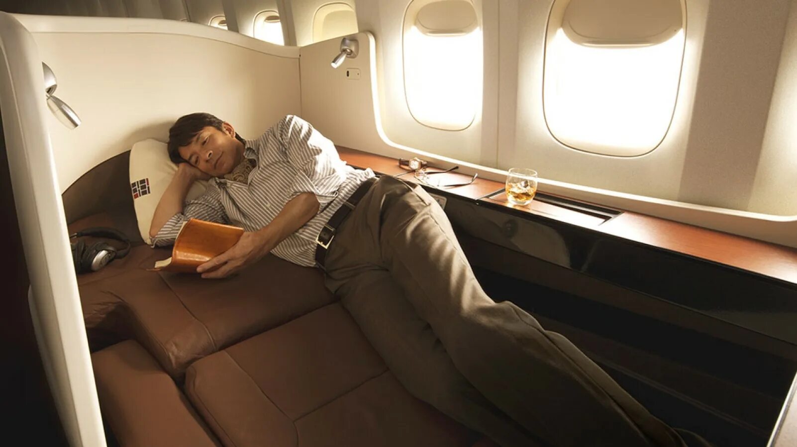 Комфорт класс Эмирейтс. JAL Airlines первый класс. В777x first class. Кресло в самолете Japan Airlines.