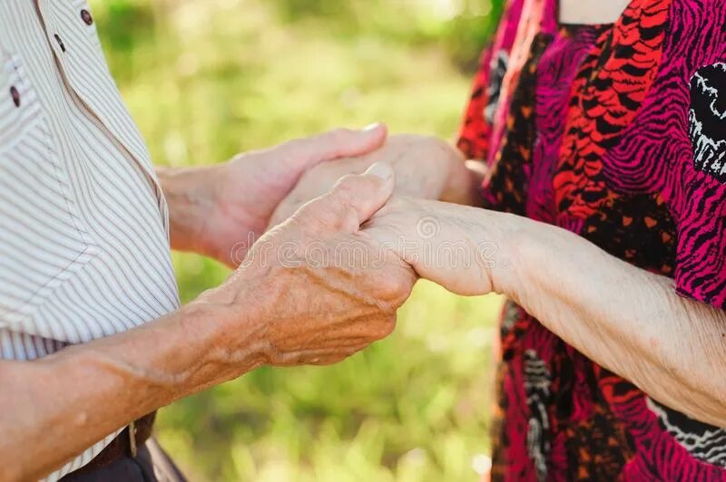 Пожилые держатся за руки. Старики держатся за руки. Руки пожилых супругов. Пожилые люди держатся за руки.