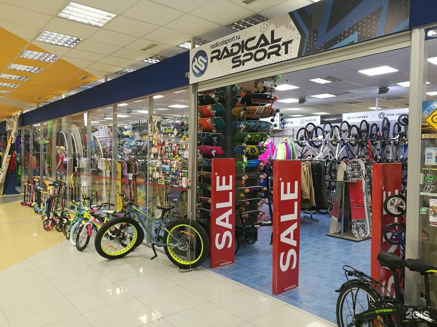 спортхит магазин. красивый спортивный магазин. магазин мужской спортивной одежды. спорт магазин. Arcteryx shop.