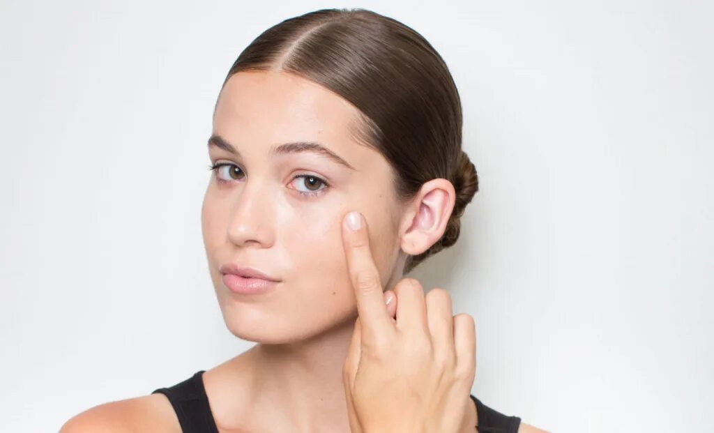 Нанесение основы под макияж. Девушка наносит тональный крем на лицо. Лицо под макияж. Даша исаева футбол. Идеальный тон лица.