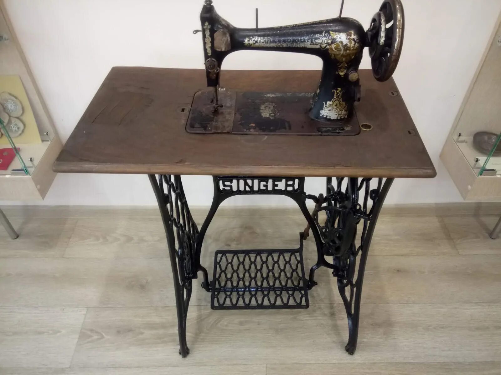 Ноги швейной машинки. Швейная машинка (Zinger super 2001). Швейная машинка Singer Зингер. Швейная машинка Зингер 1904 года. Машинка Зингер ножная.