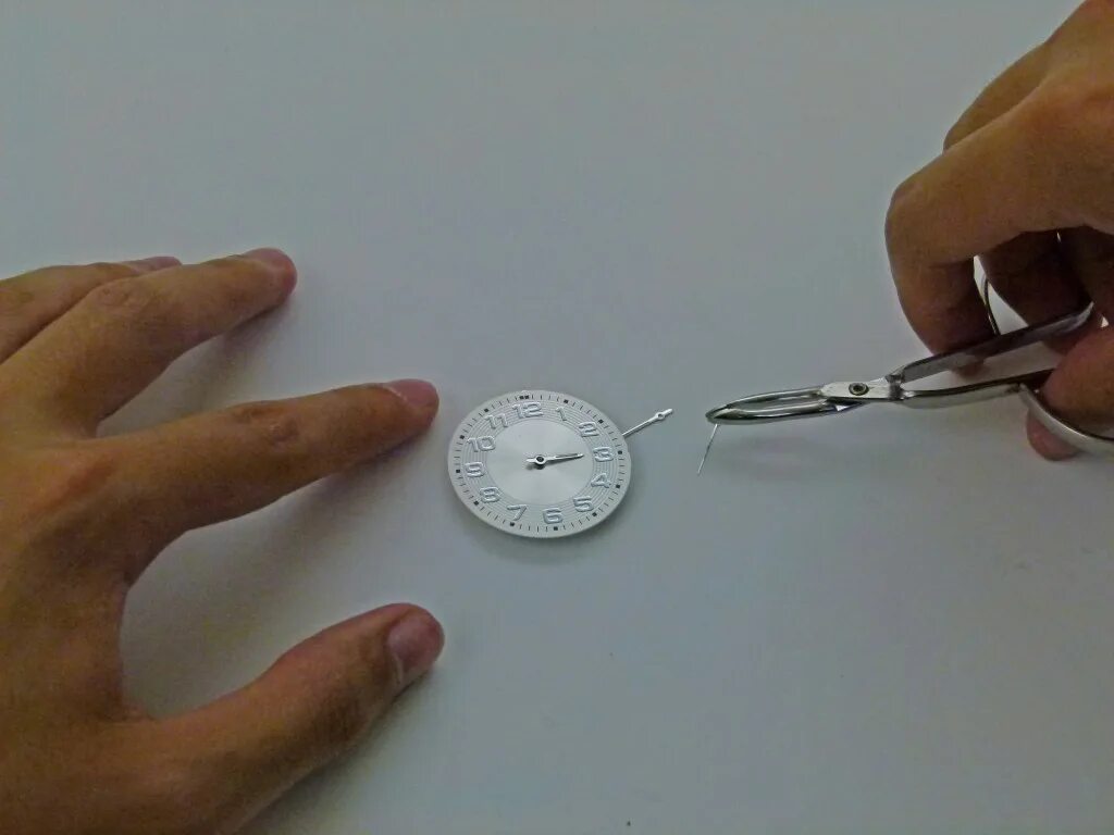 Как закрепить часы. Часы из бумаги. как прикрепить стрелки к часам из картона. закрепить стрелки на бумажных часах. вращающаяся стрелка часов из бумаги.