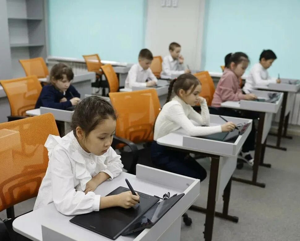 Парт 2025. Современные школьники. ученик за партой. астрахань образование. фото одноклассников в школе.