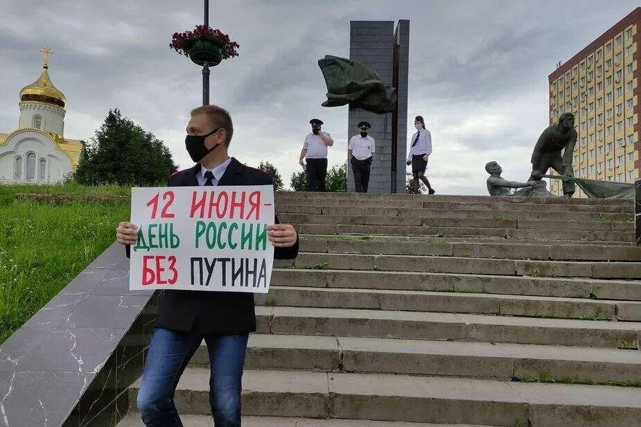 Россия без п. Молодежь против Путина. 12 Июня день России протест. Навальный партия яблоко фото.