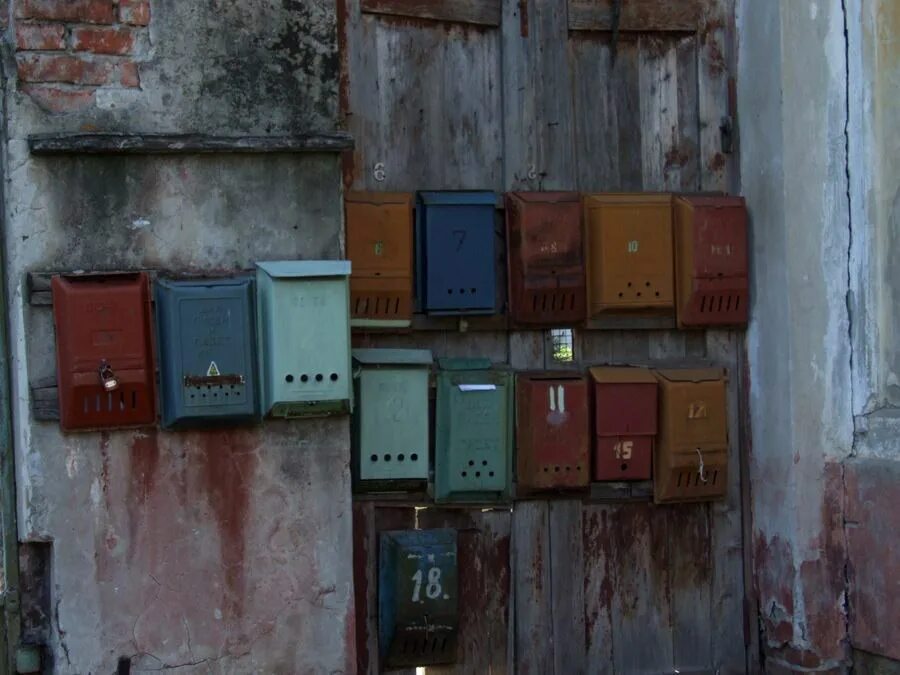 Старинный почтовый ящик. Советский почтовый ящик. Почтовые ящики в подъезд. Ящик СССР.