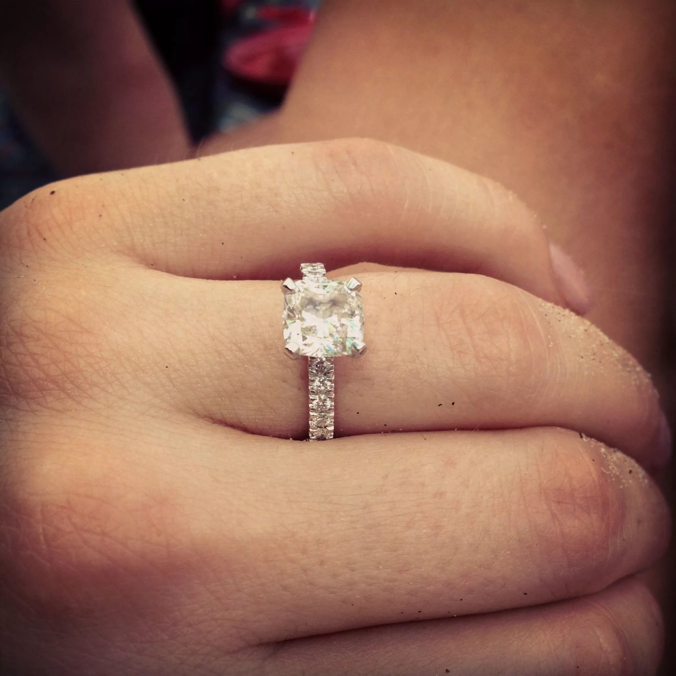 Помолвочное кольцо с бриллиантом на пальце. Как должно выглядеть помолвочное кольцо. Помолвочное кольцо 2022. Как должно выглядеть помолвочное кольцо. Обручальное и помолвочное кольцо.