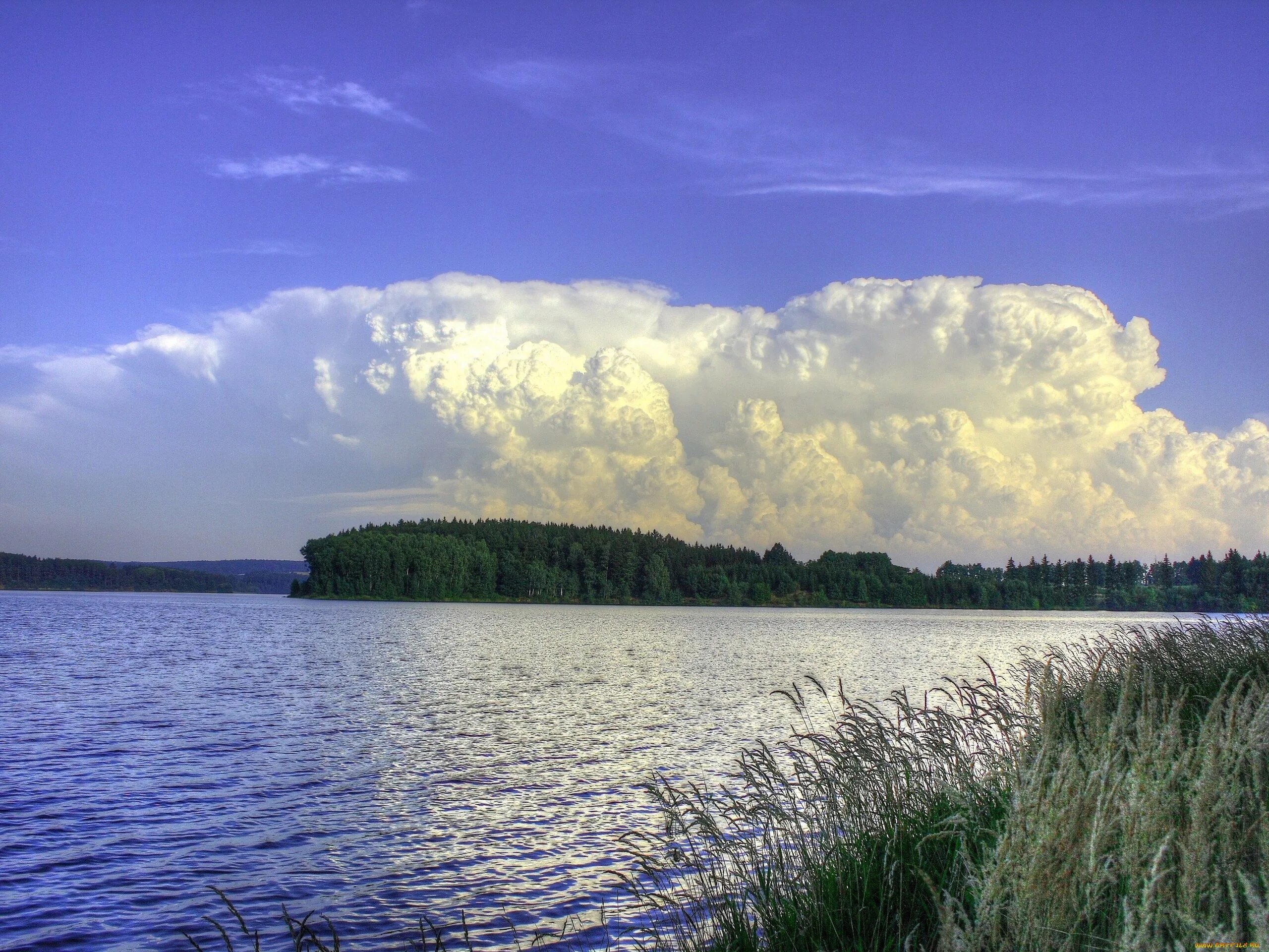 Облако в реке слушать. Облака в реке. Облака над озером. Облака над озером Ильмень. Облака над озером фото.