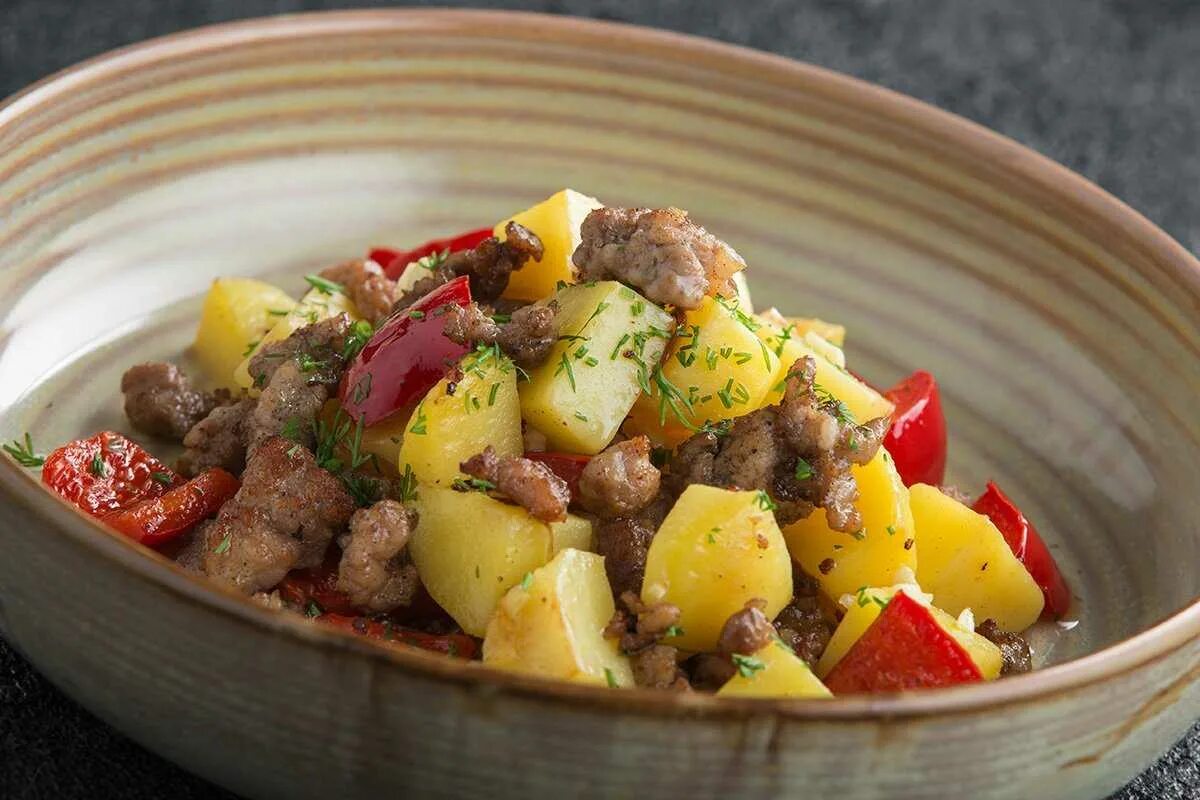 Картошка со свининой и перцем. Мясной соус с картошкой. Свинина тушеная с овощами. Жаркое по домашнему со свининой. Жаровня с овощами.