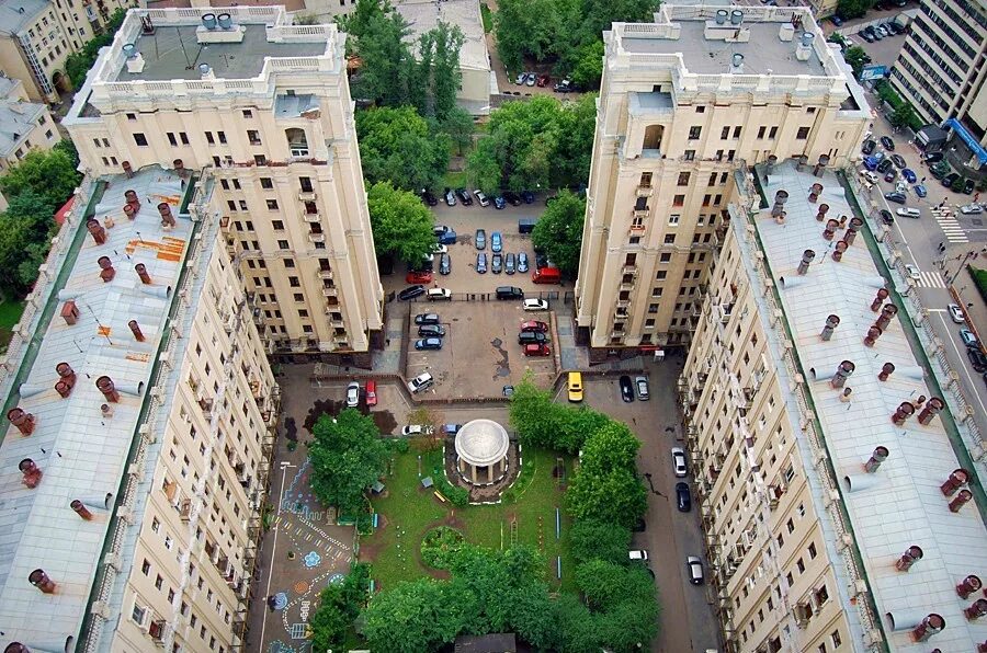 И два здания на площади