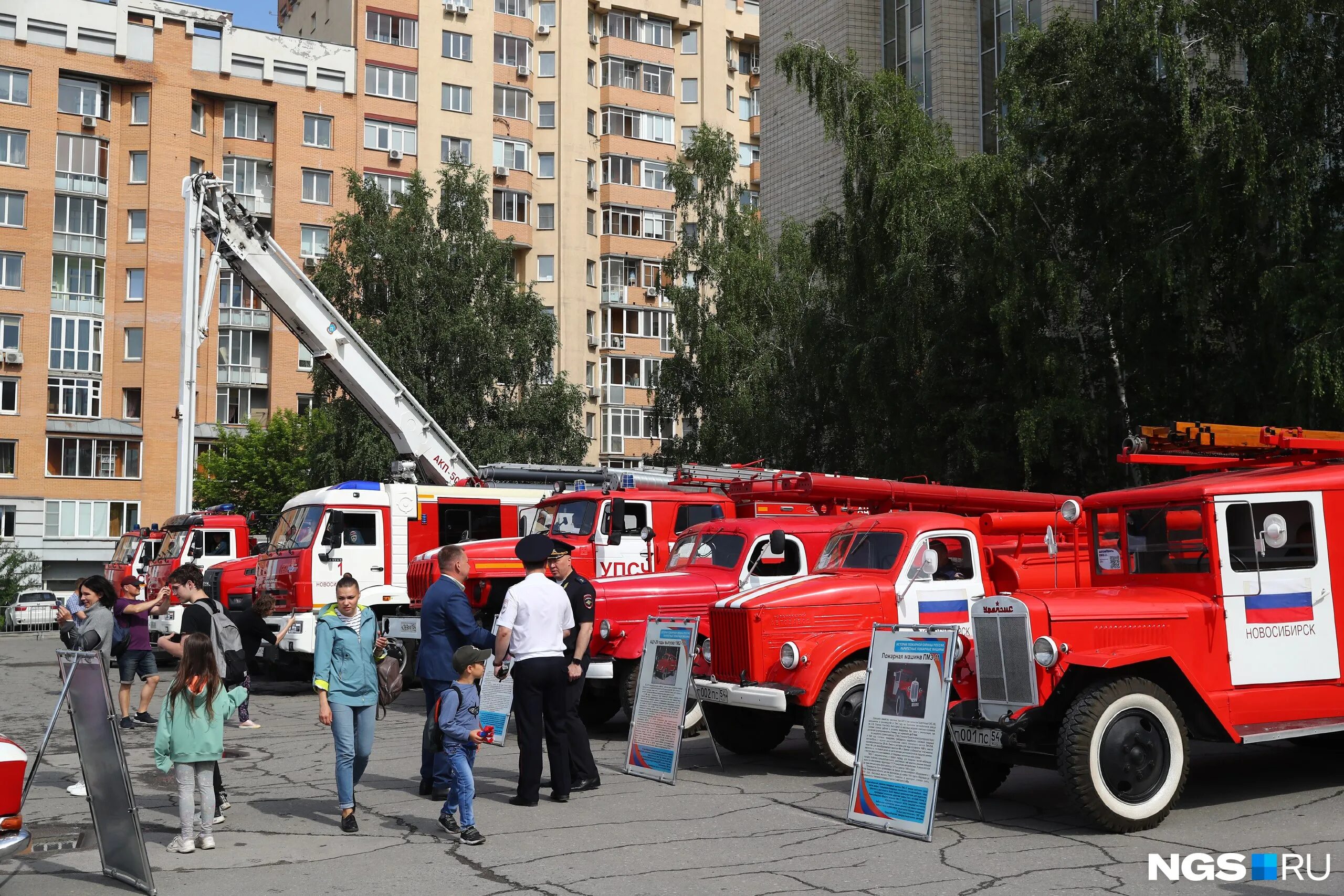 Пожарная техника. ГПНТБ пожарные. ВДНХ сейчас. День города Новосибирск. День города новосибирск 2024