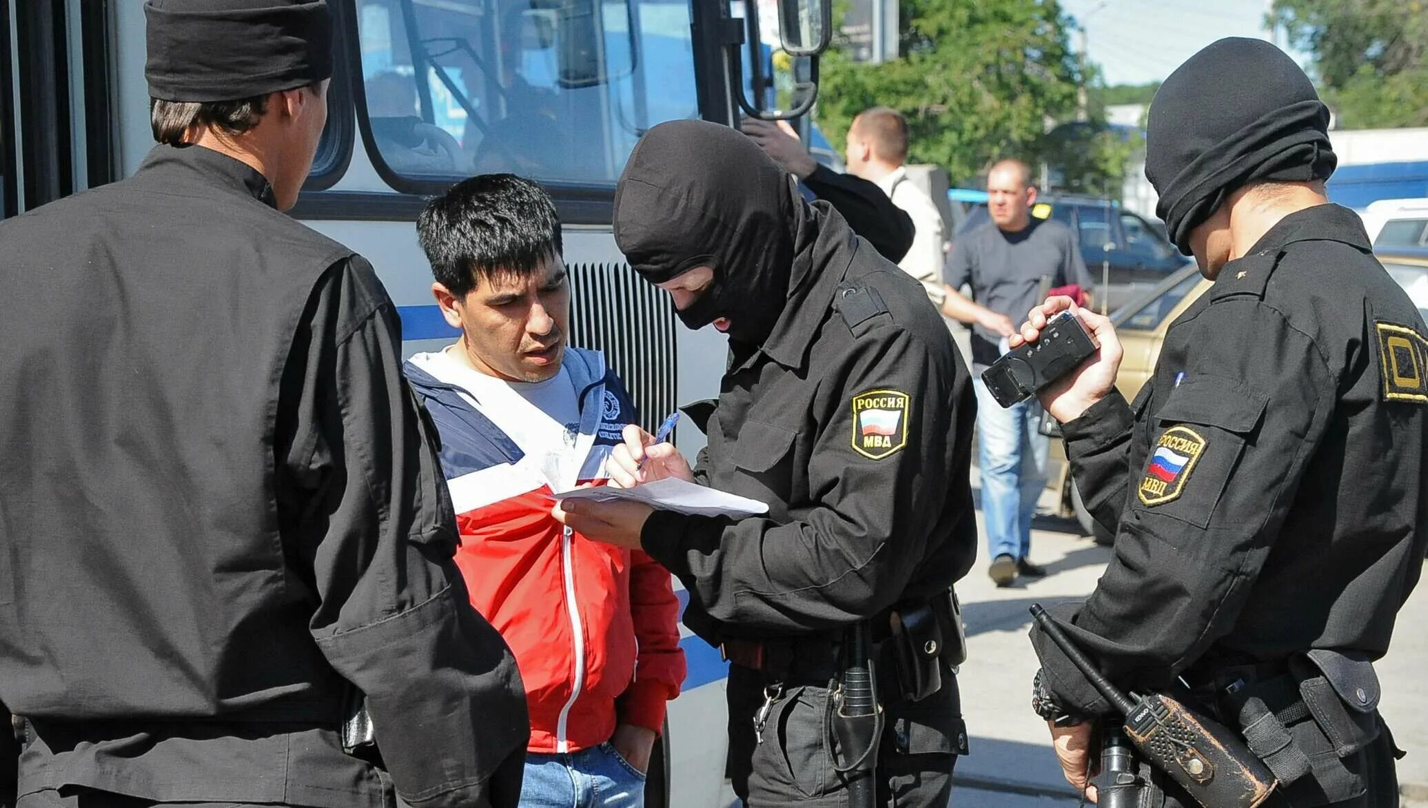 Рейды по таджикам. Миграционная полиция. Преступность мигрантов. Полиция России задержали мигрантов. Преступность иностранцами.