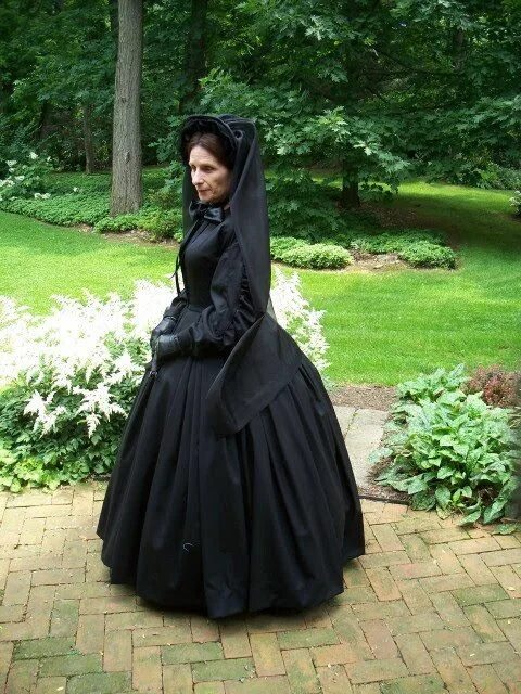 Траурное платье. Черное траурное платье. Траурная одежда для женщин. Женщина в траурном платье.
