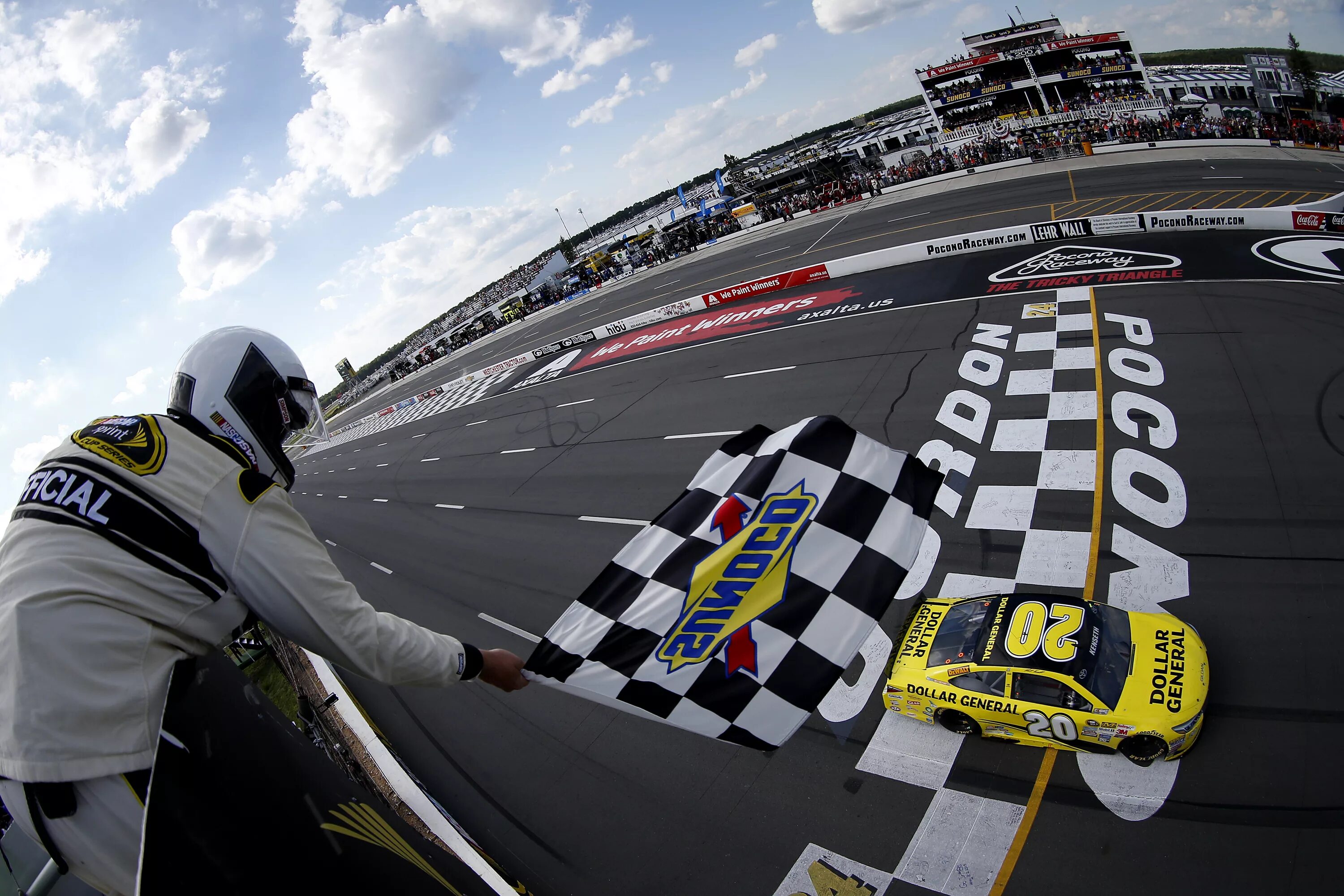 Уличные авто гонки. Финиш гонки наскар. Наскар гонка старт. NASCAR гонщики NASCAR. Гонка наскар 1966.