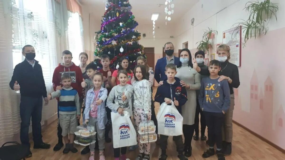Детские дома. Детский социально-реабилитационный центр. Детский дом игрушка. Детдомовская сирота. Елка в доме.
