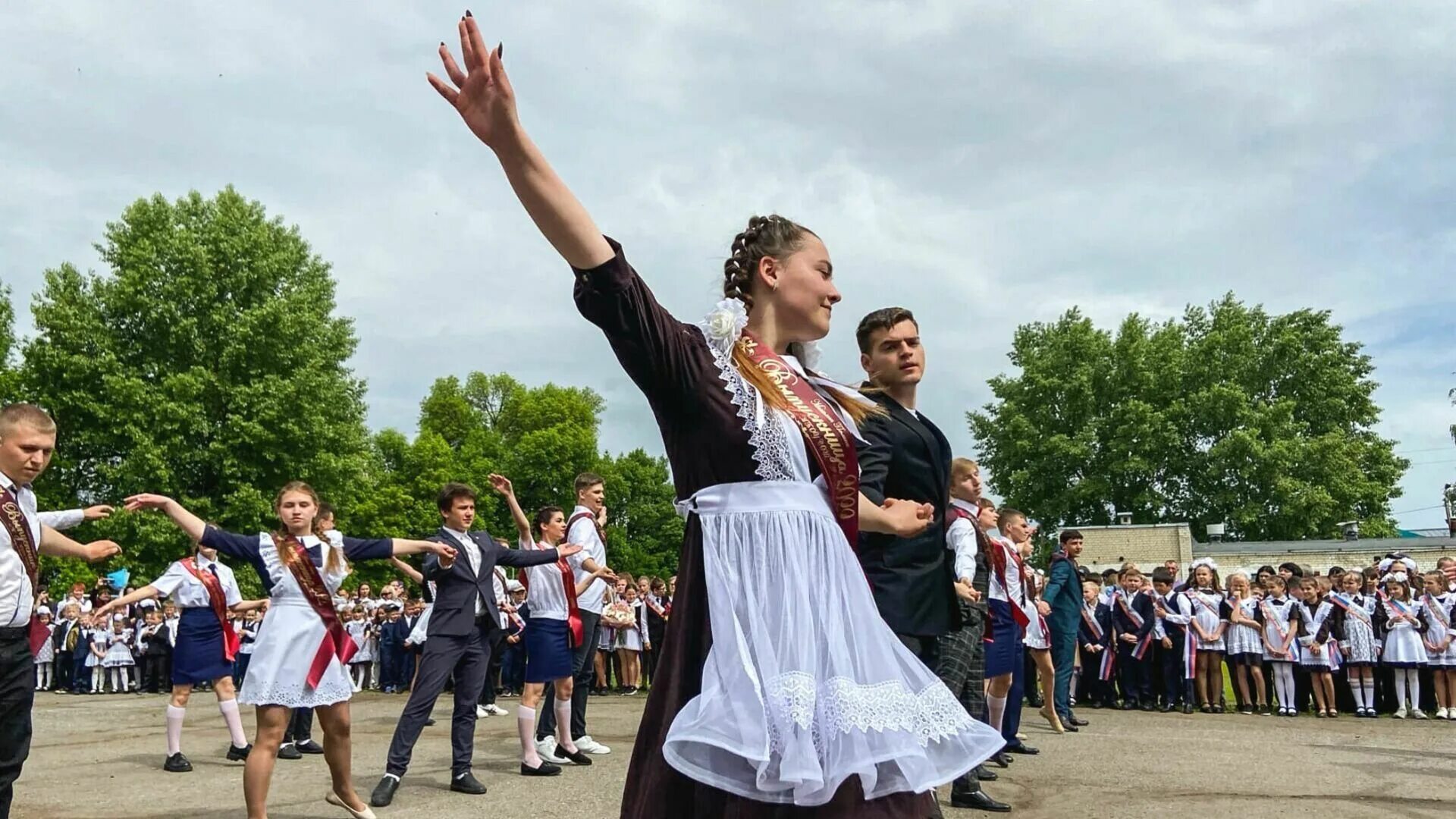 Последний звонок выпускной. Городской праздник выпускников. Выпускной последний звонок 2023. Линейки последний звонок. Конкурс 25 мая