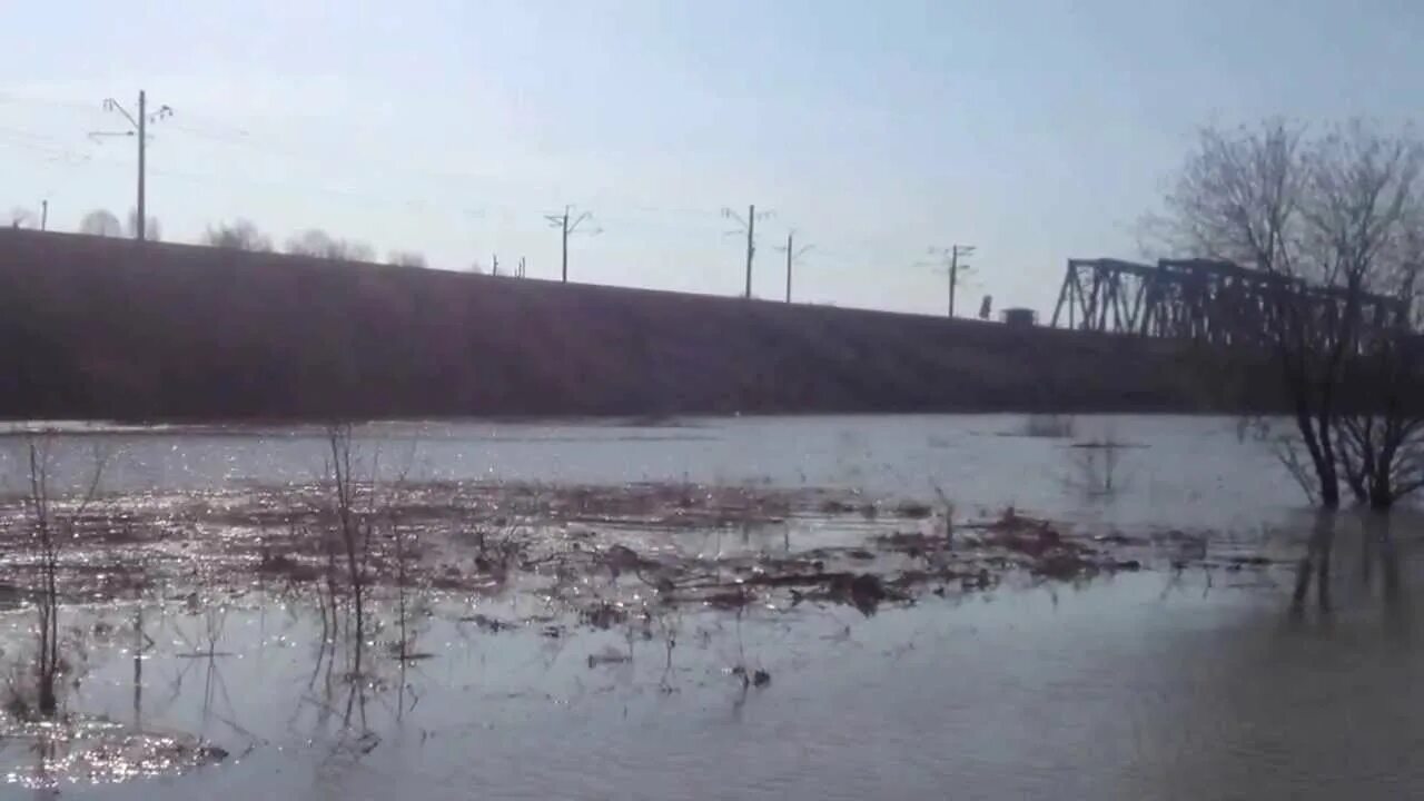 Уровень воды в реке угра. Разлив реки Угра. Затопленный мост Угра. Мост Резвань Воротынск. Воротынск половодье на Угре 2013 года.