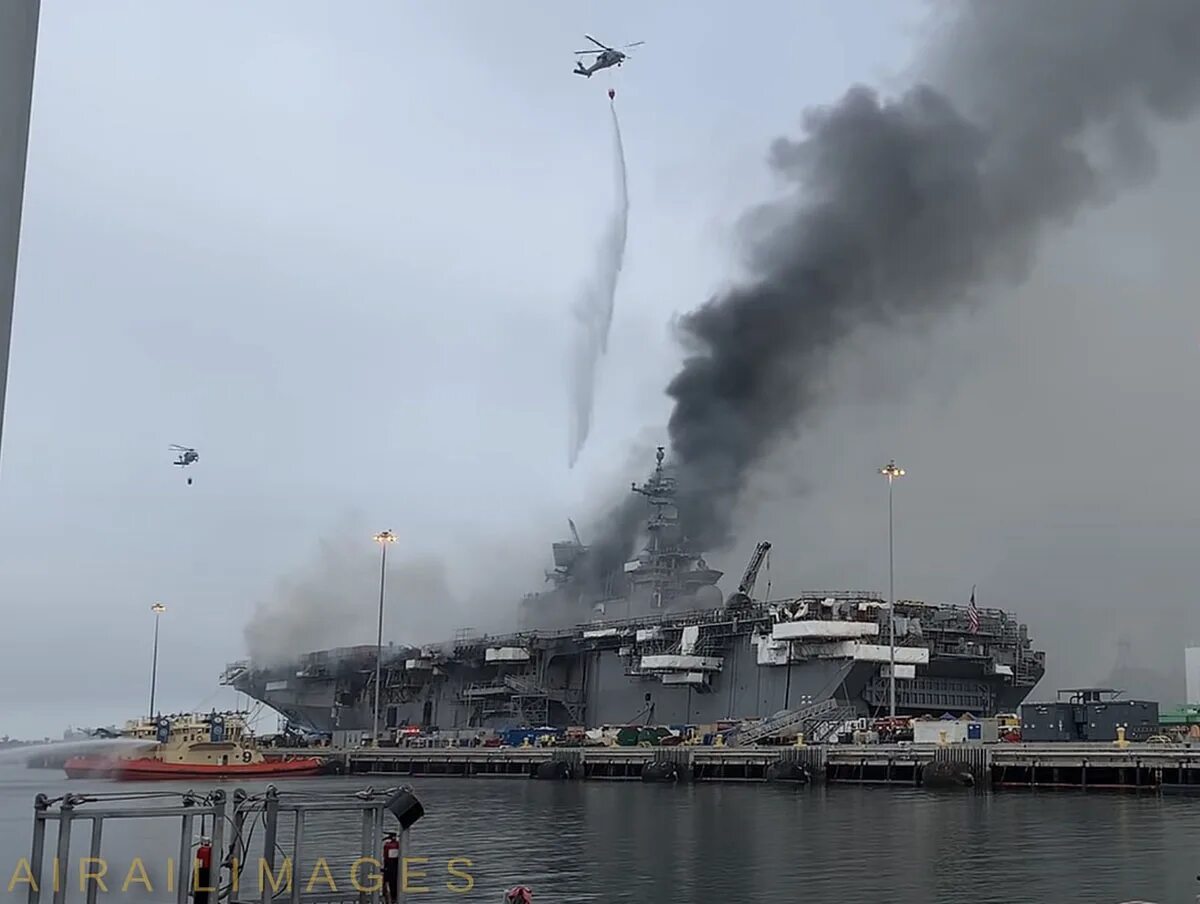 Пожар в ВМС США USS Bonhomme Richard. Сан Диего корабль. Сгорел корабль. Горит лайнер.