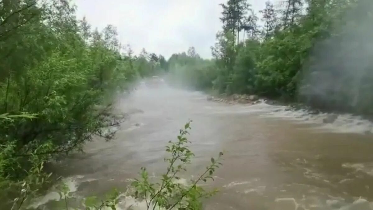 Вода спала в реке. Река Муя Таксимо. Таксимо Северомуйск дороги. Дождь в Бурятии. Бурная река.