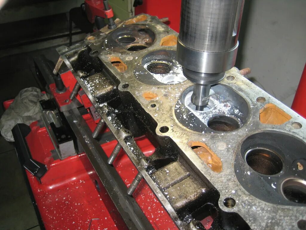 Станок для гильзовки блока цилиндров. Хонингование блока цилиндров. Инструмент для проточки головок гбц. Гильзовка блока ваз 2101. Гильзовка/расточка блоков цилиндров.