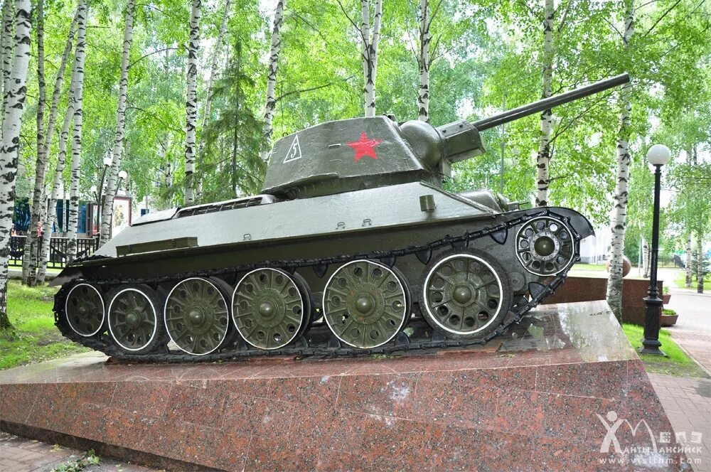 Танк победы в великой отечественной. Т-34-85 на параде победы. Танк т 34 85 на параде. Т-34 на параде победы. Танк т-34 на параде.