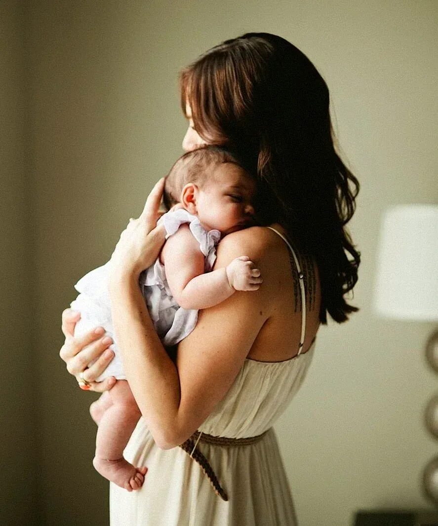 Ти мати. Мама с ребёнком на руках. Лама малыш. Девушка с младенцем. Мама с малышом на руках.