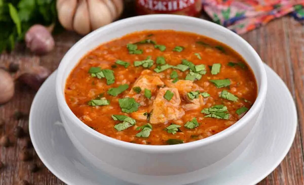 Харчо простой рецепт. Грузинский острый суп «харчо». Суп-харчо из курицы с рисом. Суп рисовый харчо. Харчо Марчо.