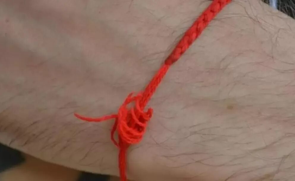 Красная нитка на руке. Оберег из ниток на запястье. Завязать нитку на запястье.