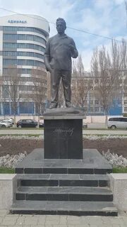 Шолохов создатель памятника