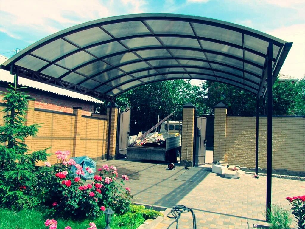 Лексан навес. Навес для авто. Двухуровневый полуарочный навес. Красивые навесы. Навесы из поликарбоната во дворе.