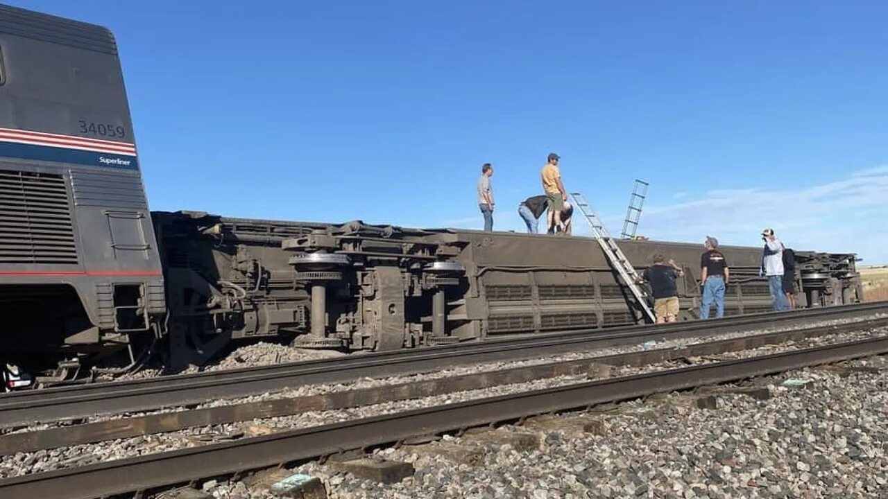 Пассажирский поезд угрожающе присвистывая приближался. Американские поезда amtrak аварии. поезд amtrak сошел с рельс. поезд на рельсах пассажирский. рельсы в америке.