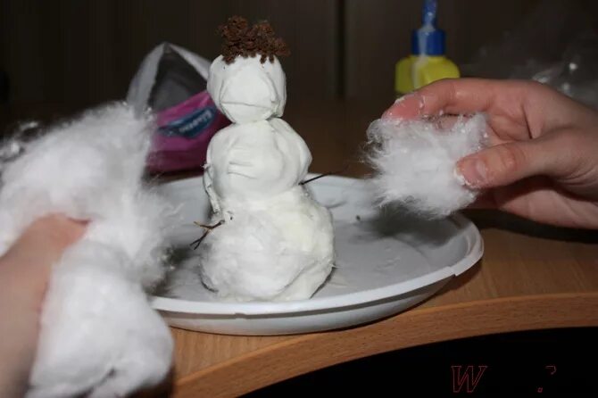 снеговик из ваты и клея пва. игрушки из ваты снеговик. новогодние поделки снеговик из ваты. поделка снеговик из ваты и клея пва. снеговик из ваты и клея своими руками.