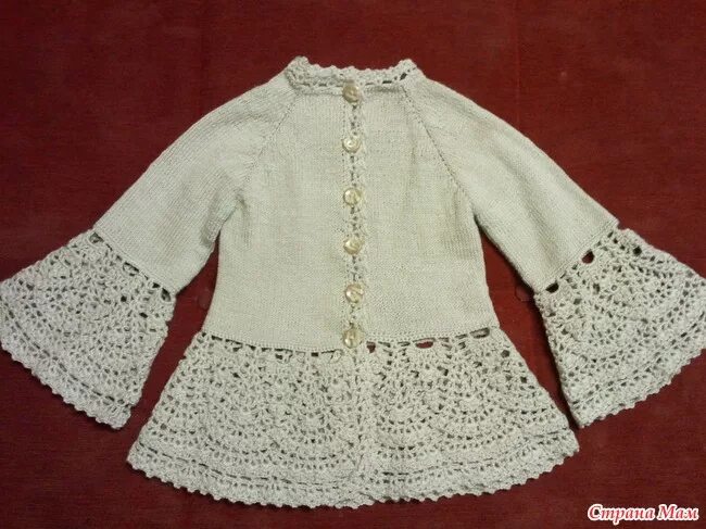 Детский вязаный свитер с ажурными рукавами. Детский вязаный свитер с ажурными рукавами. Кофта для девочки реглан сверху. Ажурный кардиган для девочки. Ажурный реглан спицами для девочки.