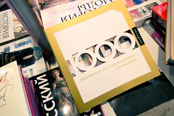 Книга мод отзывы. Книга Fashion. Книги о моде. Интересные книги про моду и стиль. Стол книжка с модами.