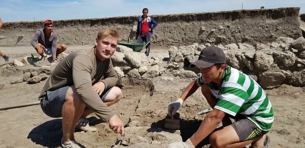 Группе археологов. Тамань Фанагория раскопки. Городище Фанагория Тамань. Фанагория Экспедиция. Фанагорийская археологическая Экспедиция.