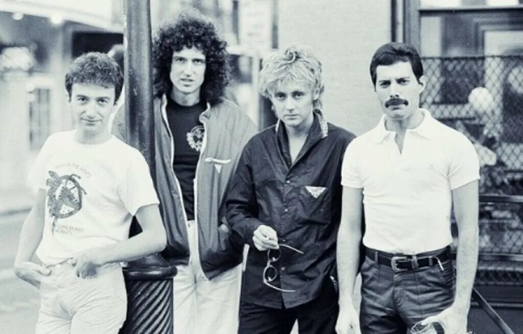 Квин это. Группа квин в молодости. queen группа 80. группа квуин в молодости. queen в молодости.