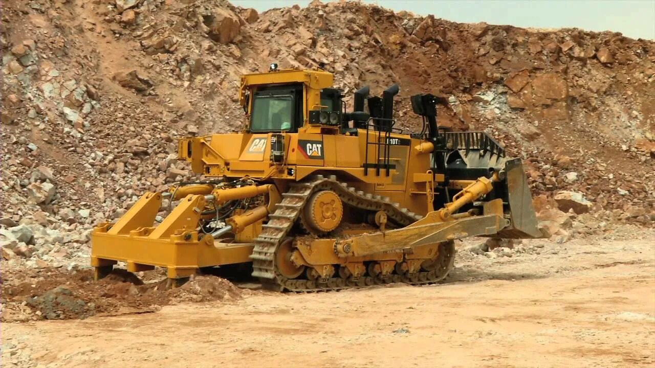 Мощность двигателя бульдозера. Бульдозер Cat d10t. Бульдозер Caterpillar d10t2. Бульдозер гусеничный d10t. Бульдозер Катерпиллер д-10.