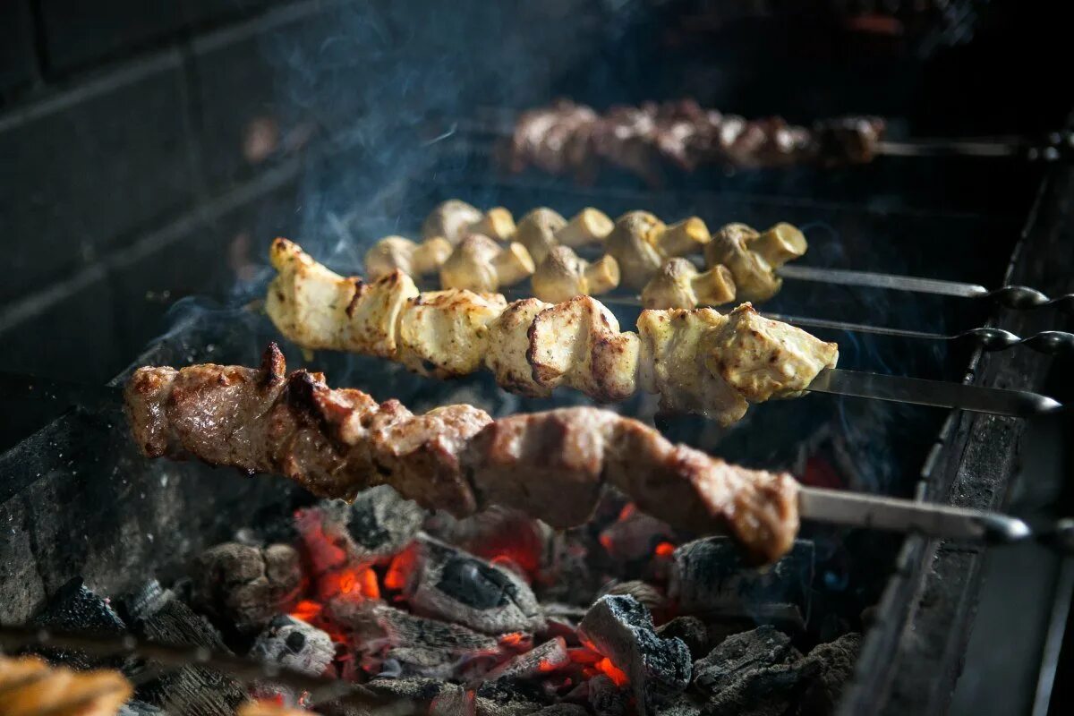 Мясо ирбит. Шашлык. шашлык на мангале. шашлык баранина. мясо на углях.