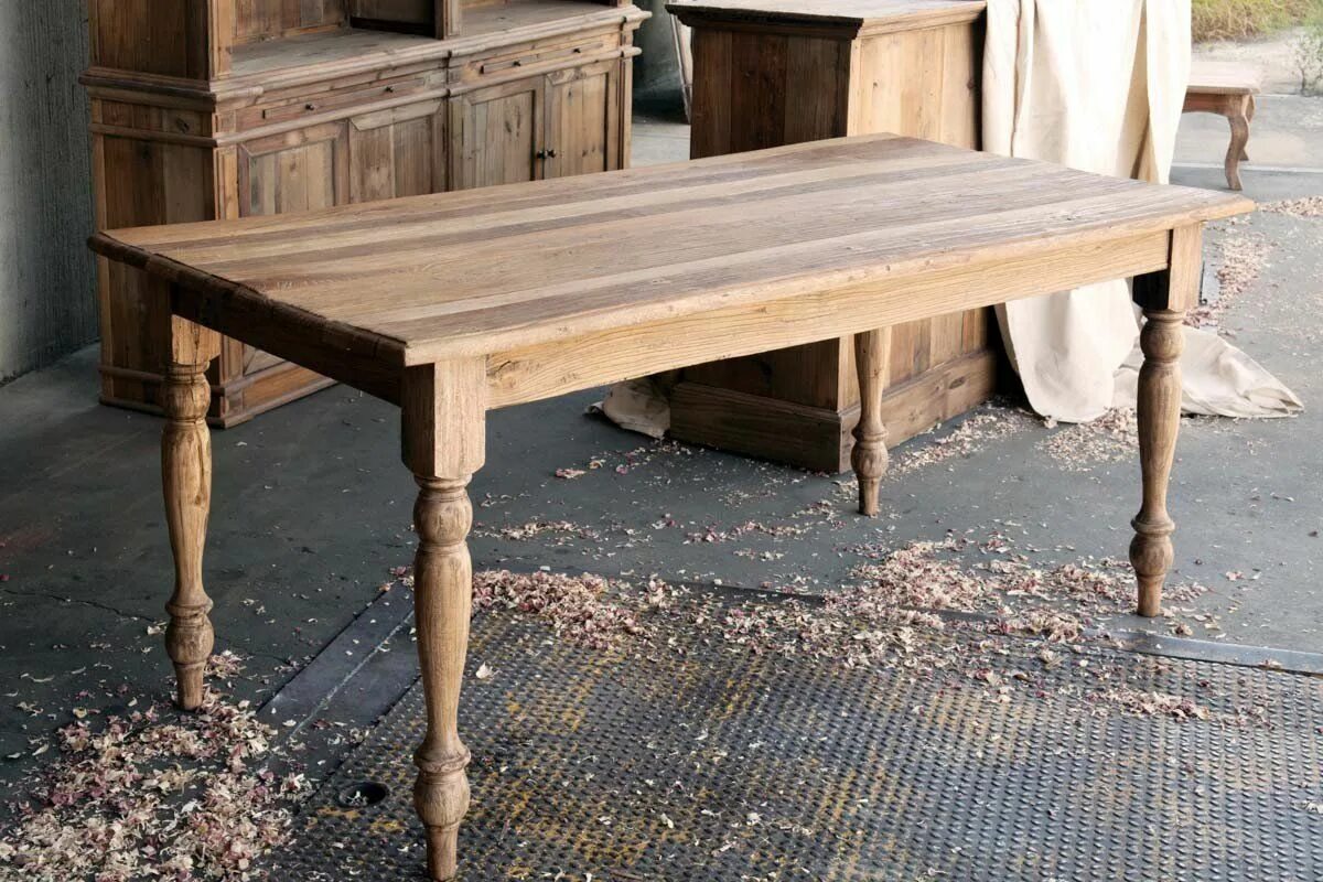 Table dusting. Spindle legged table. farm table. old table. masa_nb.