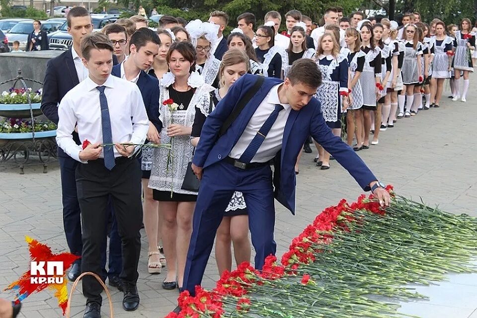 Школа 60 тюмень. Возложение цветов к памятнику школьниками. Школа 77 Тюмень выпускной 2018. Учителя школы 60 Тюмень.