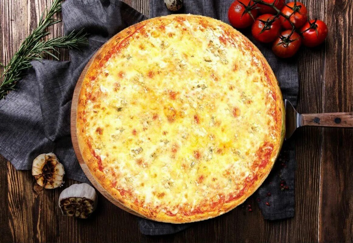 Пицца с сыром простой рецепт. Пицца сырная. Пицца с сыром. Четыре сыра. Вкусная пицца 4 сыра.