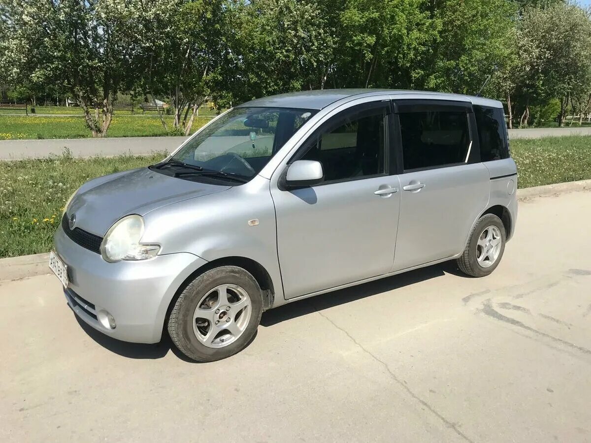 Продажа тойота сиента. Тойота Sienta 2005. Тойота Сиента 2005г. Toyota Sienta 2005 года 1.5 двигатель. Тойота Сиента 1 поколение.