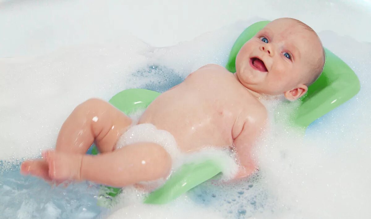 Температура для купания новорожденных в ванночке. Пуканье новорожденного. Купание малыша. Купание новорожденного в ванной. Ванночка для детей.