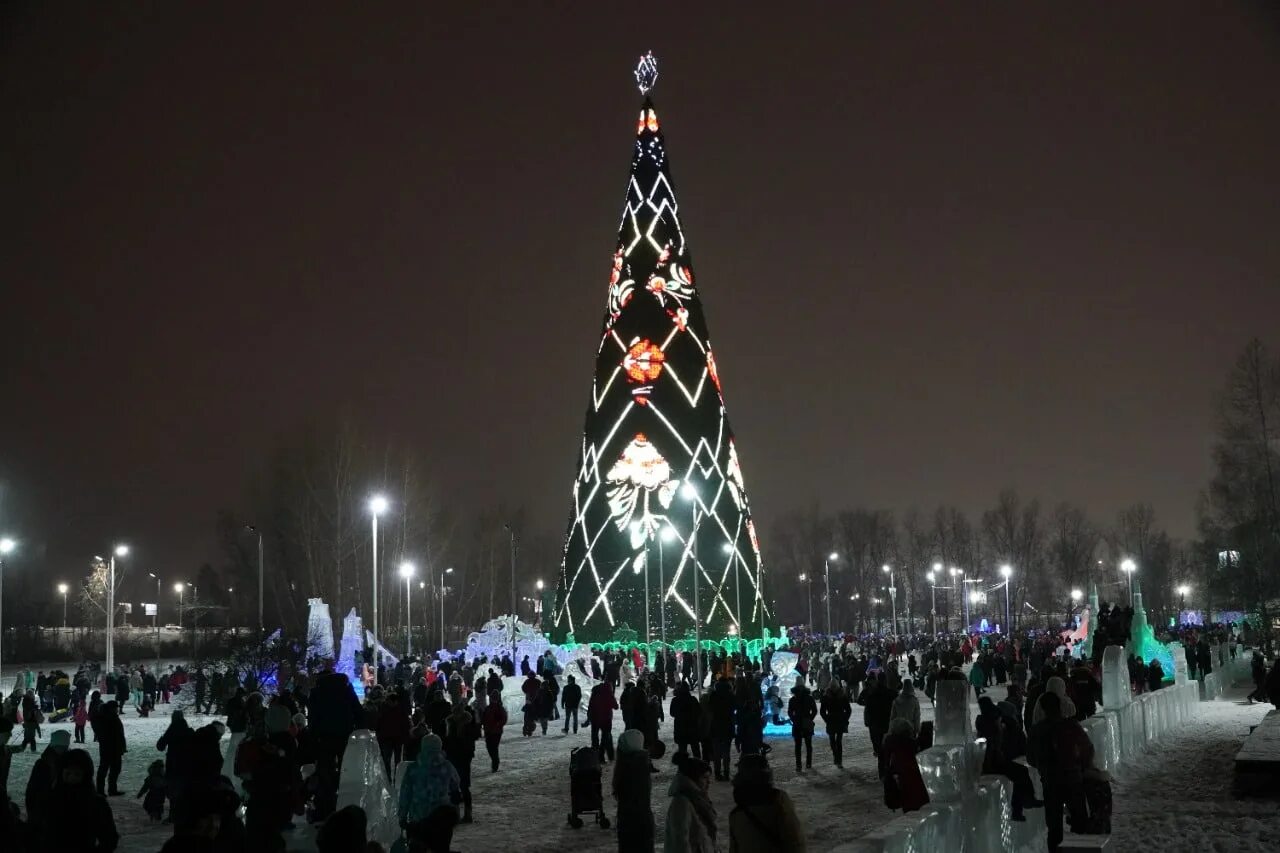 Самая большая елка в 2025 году. Елка на острове татышев в красноярске 2025. елка на татышева 2025 красноярск. елка красноярск татышев. елка на острове татышев в красноярске.